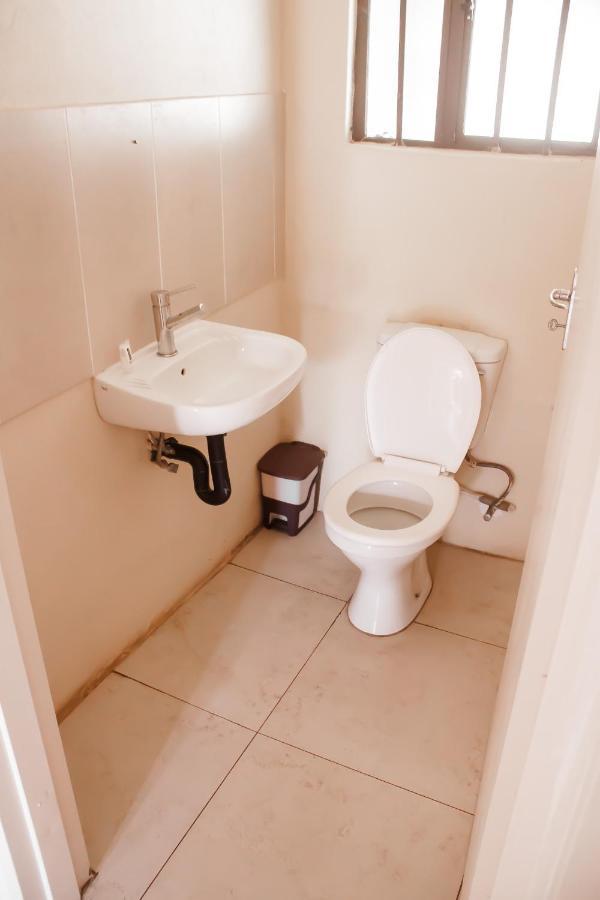 Leeville Guesthouse Касане Экстерьер фото